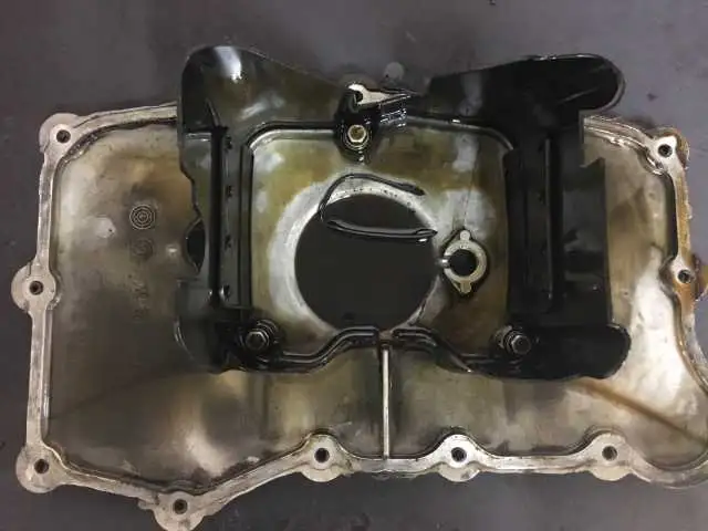 Porsche Bore Scoring Symptom: Soot in oil and oil sump plate